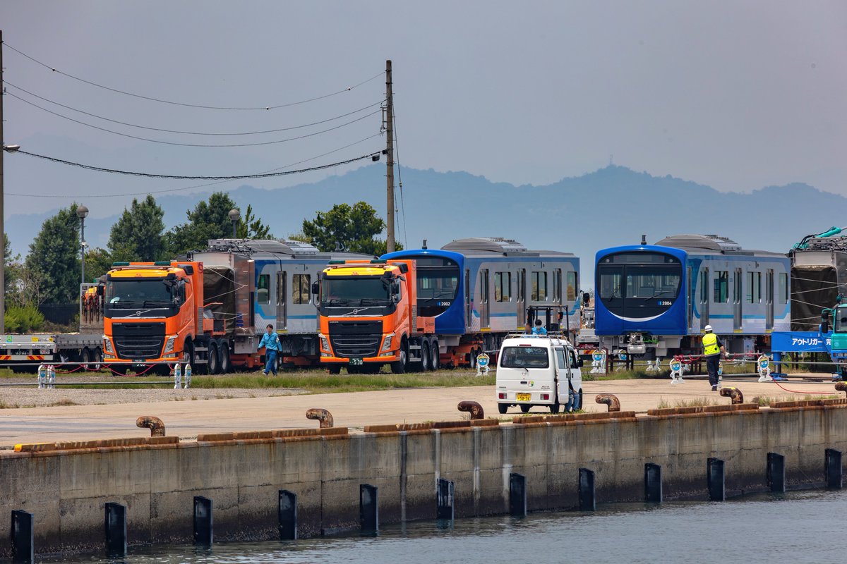 YY_Train_Labo's tweet photo. 2026.06.30
高松琴平電気鉄道 2000形
2001F・2002F
総合車両製作所 出場 海上輸送

25日未明にJ-TREC(横浜)を出発した ことでん2000形 が、香川県香西港へ到着しました。

人工島は、港湾緑地広場を除き立ち入り禁止のため、これ以上接近できませんでした。

撮影場所 : 香西港湾緑地広場・香西港周辺 https://t.co/YAjajSNfPS