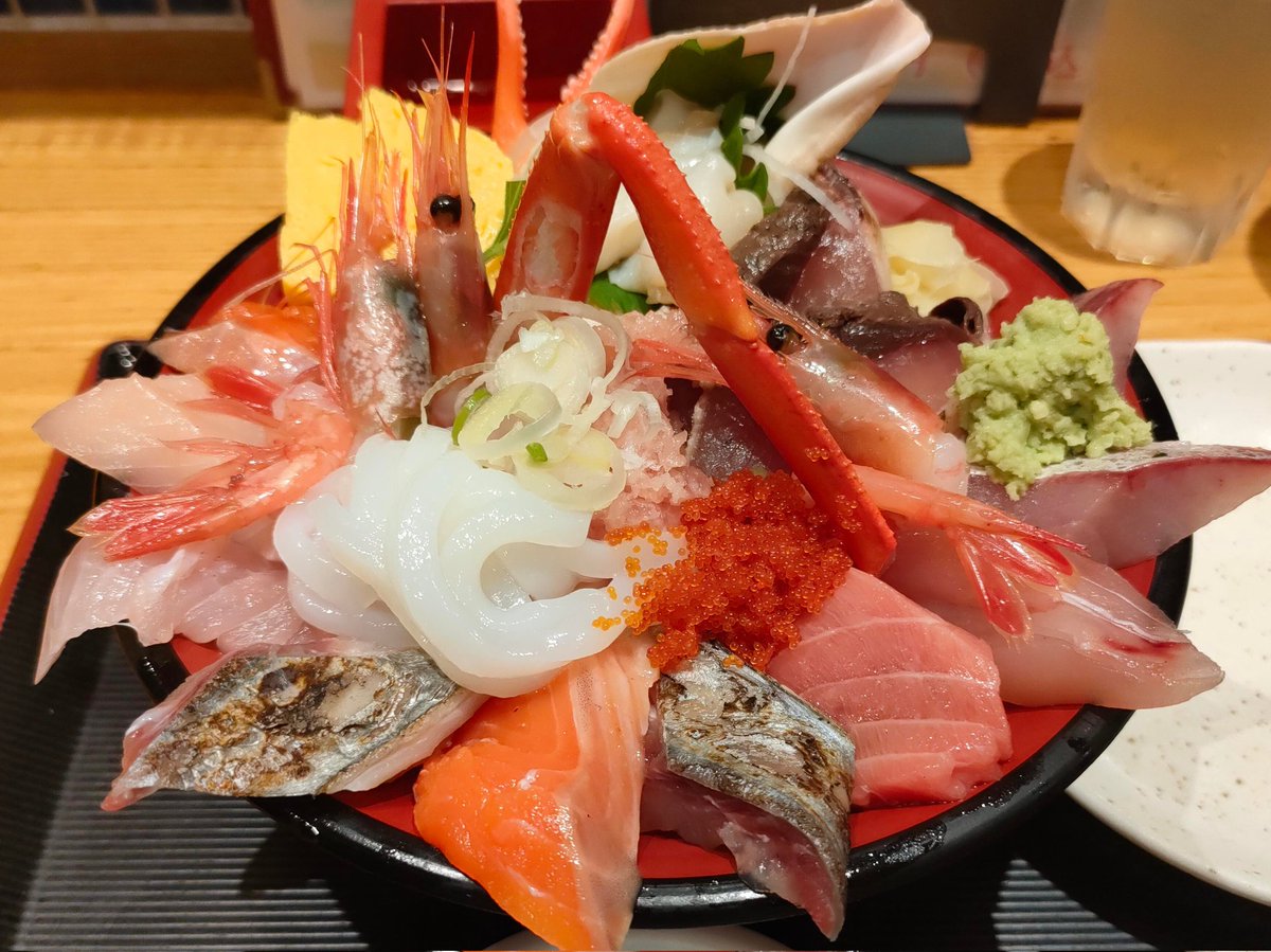 ua_dazzlingbear's tweet photo. 金沢で食べた海鮮たち。
もりもり寿しはお値段お高めだけどめっちゃ美味しかった！
金沢の海鮮で特に美味しかった、食べるべきだと思ったのは、このあたり
・のどぐろ
・白えび
・がすえび
・ほたるいか刺身
・ぶり https://t.co/7A6oRn4kfE