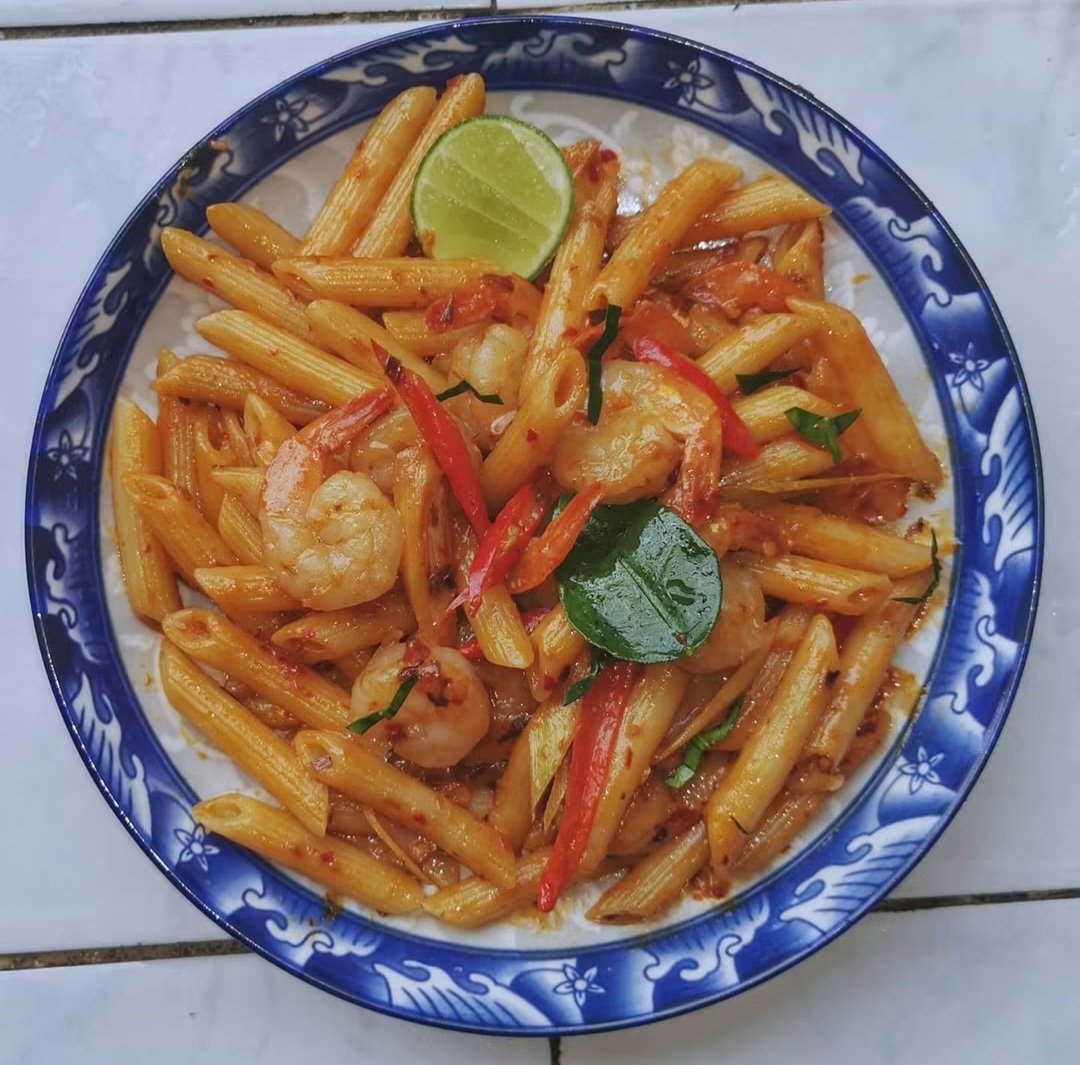 Spinning81's tweet photo. จะเที่ยงแล้ว
#วันนี้ชาวติกฟ้ากินอะไร ยังจ๊ะ
#SpinningCookingTime ชวนมากิน
Penne Tom Yum Kung
เพนนา ต้มยำกุ้ง ง่ายๆ ทานสบายๆ เที่ยงวันอังคาร
#ติ๊กฟ้า #ติ๊กฟ้ามหานคร https://t.co/xSyGZ66Hs2