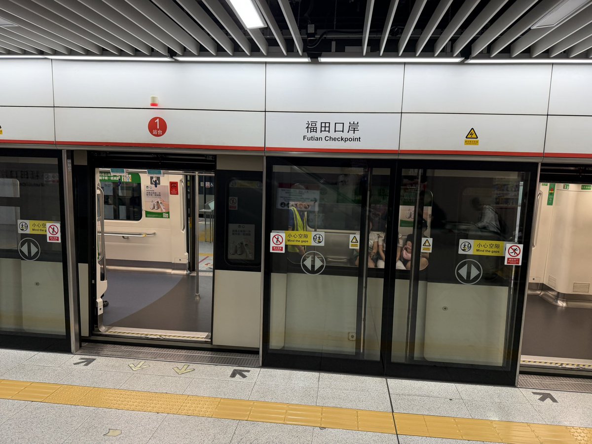 mdfujita's tweet photo. 香港🇭🇰に行ってきます。
久しぶりに歩いて深圳川を渡ってボーダーを越えた。 https://t.co/pMPfmVpng8