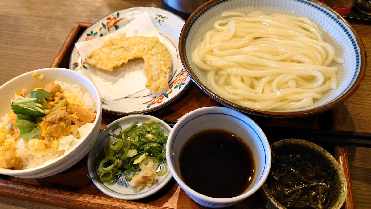 kyakyaemon's tweet photo. たまにはうどん◥█̆̈◤( 'ч' ☆)
あまり頼んだことのない釜玉にしてみました。

なんだかつけ汁が薄まっちゃう感じはあるけど、温かくて美味しいね。 https://t.co/D4v8MqbLcF