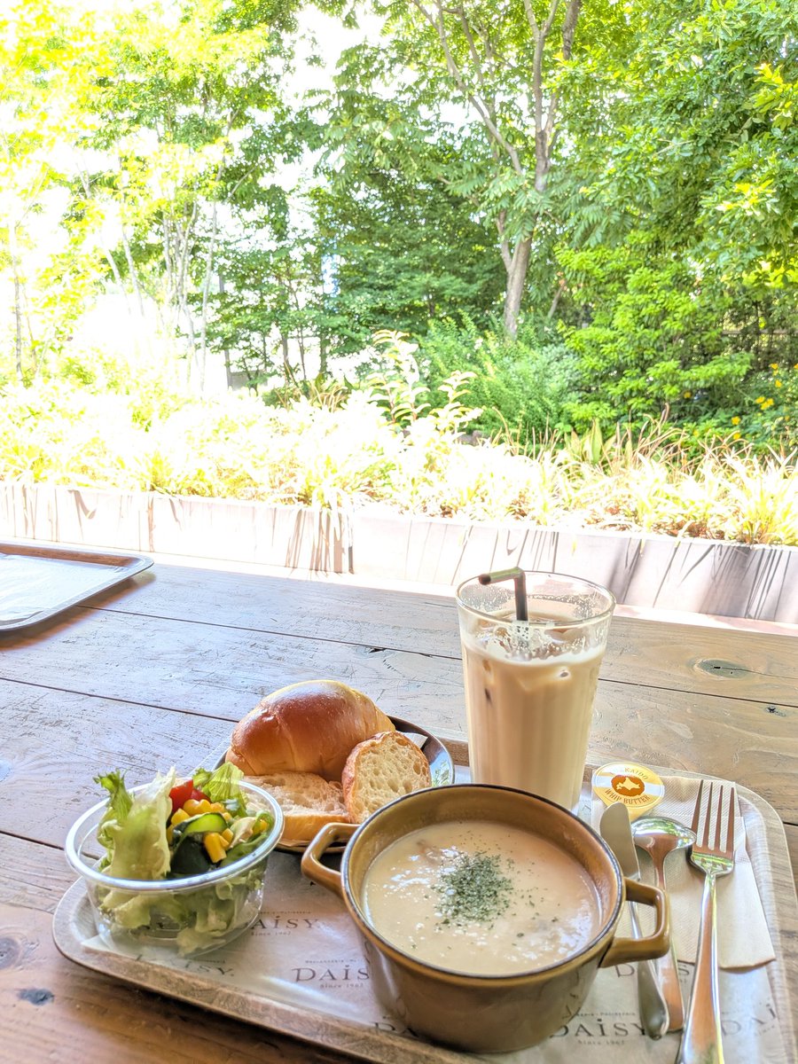 mickeygasuki's tweet photo. パン屋さんへ🍞 
テラスでランチ🥐
桃のかき氷美味しかった🍑🍧　#DAiSY https://t.co/Fc3LZ8U2MB