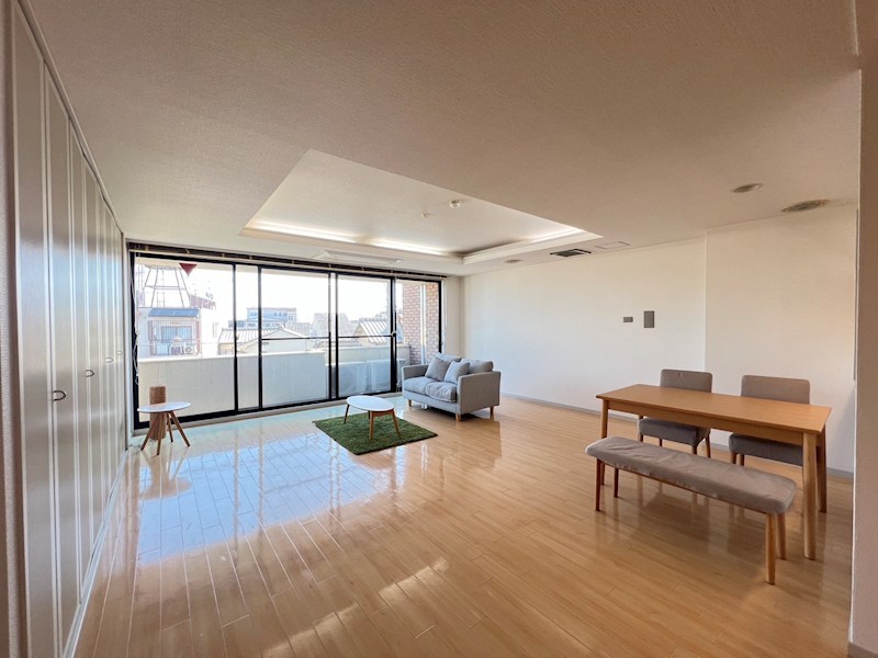 flatagency's tweet photo. 【#京都のお部屋探し】
北区のデザイナーズ物件🏠✨
ファミリー向けの2LDKのお部屋が空いています！

周辺は閑静な住宅街で、近くに大宮交通公園があります🌿
お子様との暮らしにも◎
スーパーなども多数あり暮らしやすいエリアです。

詳細↓
https://t.co/yPn7jG81K4
#京都賃貸 #京都移住 #京都転勤 https://t.co/d4rfdMFtUB
