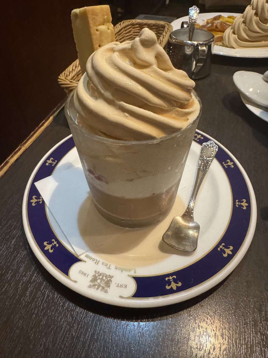 ranun_sin's tweet photo. 煮出しロイヤルミルクティ発祥のロンドンティールーム
ロイヤルミルクティパフェめーっちゃ美味しかった🤤

こんなのしてるから体重停滞してるんだろうな🤔￼ https://t.co/ZTSaJ0LRnU