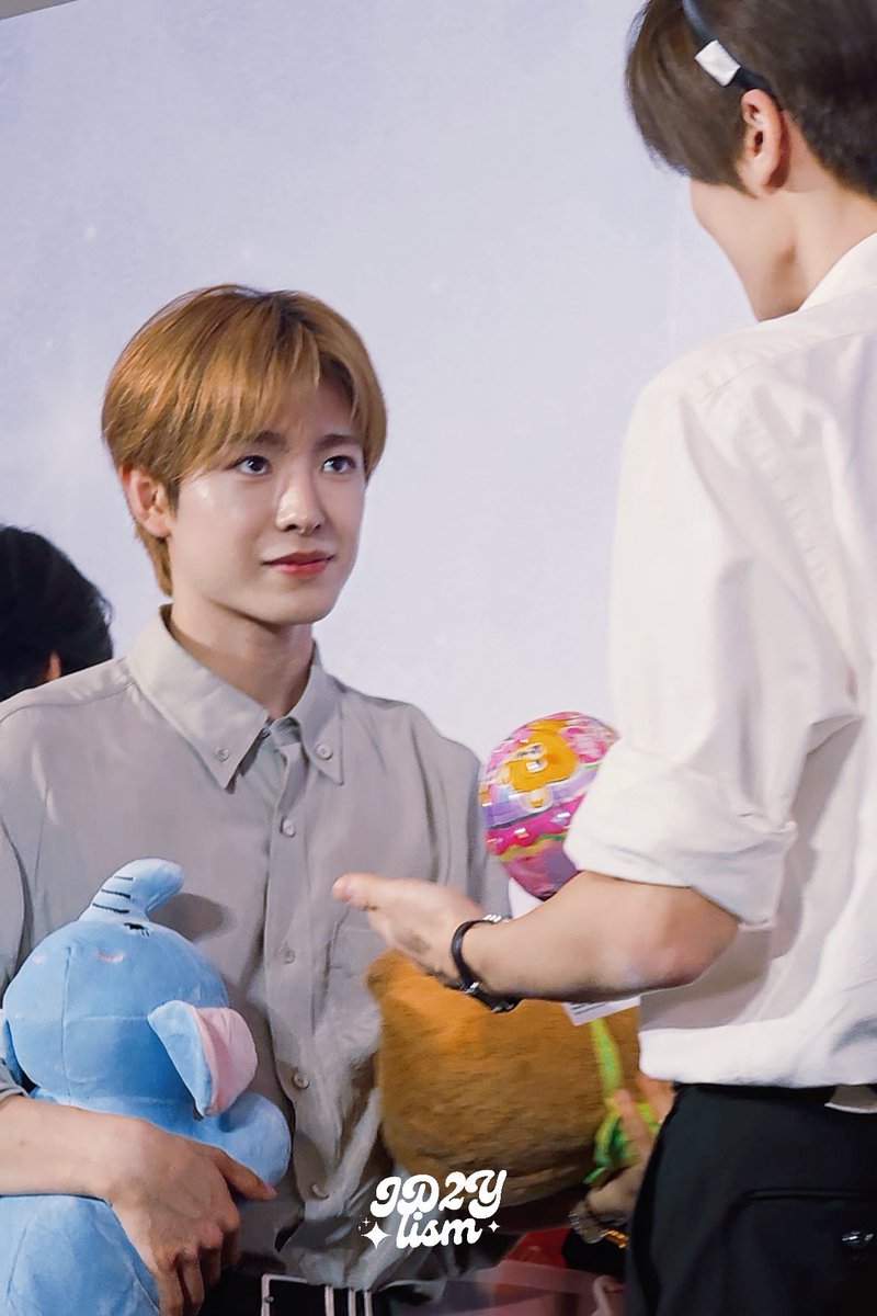 onlyouyushi's tweet photo. when yushi looks at sion like: 🥺 https://t.co/2YvplaT8ZK