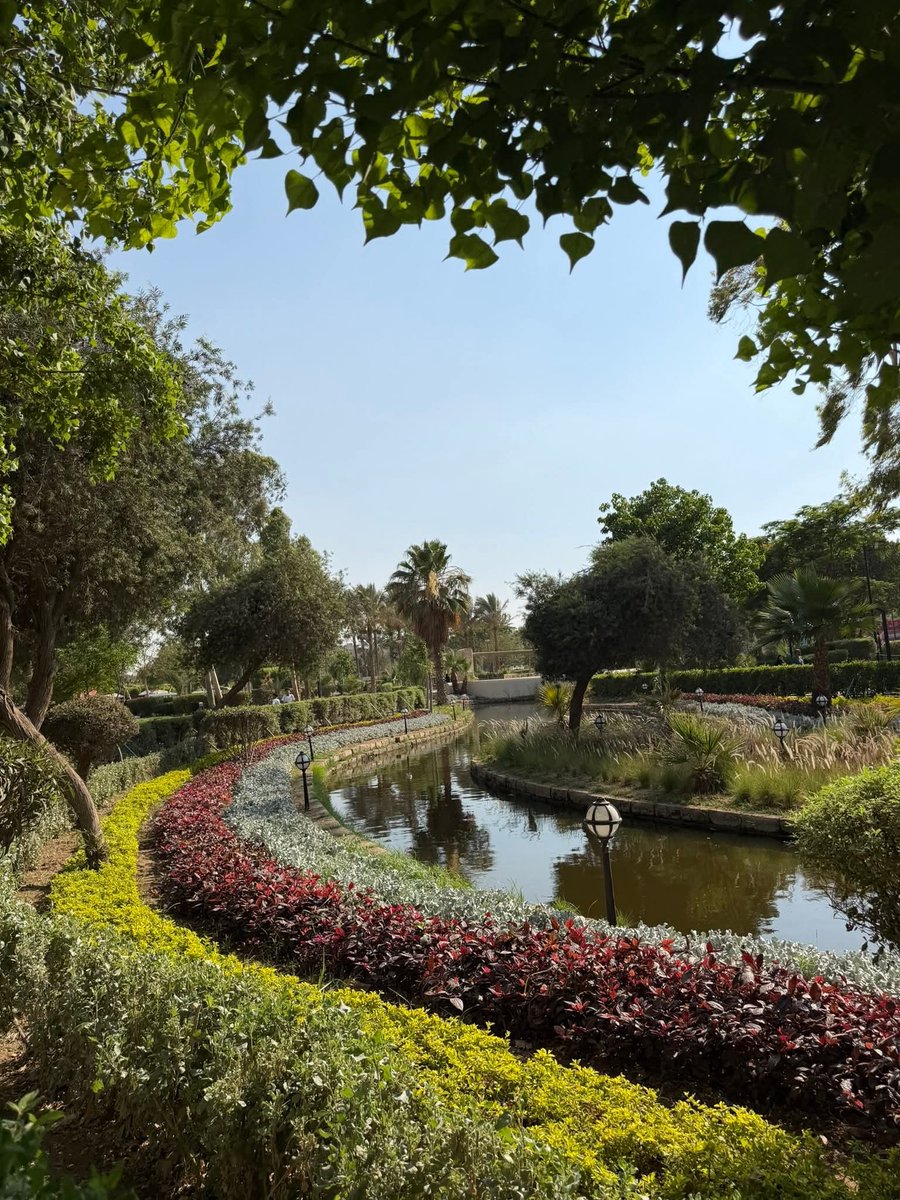 heba1234n's tweet photo. كلُّ معروفٍ تصنعه، وكلُّ كلمةٍ طيِّبةٍ تقولها، وكلُّ أذًى تكفُّه عن الناس، هو دَينٌ محفوظٌ عند الله.

فلا تنتظر الجزاءَ من الخلق، ولا تحزن إن جُحِد إحسانُك، فإنَّ الكريمَ سبحانه لا ينسى، وسيَرُدُّ إليك خيرَك في الوقت الذي يختاره، وعلى الوجه الذي يُرضيه.🌸🌿
#صباح_الخير_والسعادة https://t.co/OKB0RQCIx6