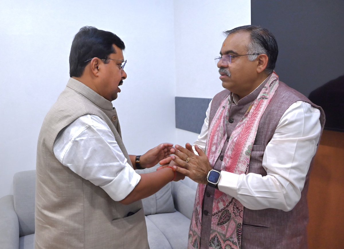 tarunchughbjp's tweet photo. राज्यसभा सांसद निर्वाचित होने पर आज दिल्ली में भाजपा के राष्ट्रीय अध्यक्ष आदरणीय श्री @NitinNabin जी से शिष्टाचार भेंट कर उनका आशीर्वाद प्राप्त किया।

माननीय प्रधानमंत्री श्री नरेंद्र मोदी जी के यशस्वी नेतृत्व एवं आदरणीय नितिन नबीन जी के कुशल संगठनात्मक मार्गदर्शन में हम सभी राष्ट्र प्रथम के संकल्प के साथ संगठन को और अधिक मजबूत बनाने तथा जनसेवा के कार्यों को नई ऊर्जा एवं समर्पण के साथ आगे बढ़ाने के लिए निरंतर प्रतिबद्ध हैं।