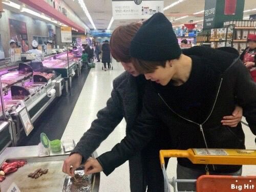 jimisite's tweet photo. this pic kills me because was the hand on the waist really necessary https://t.co/1swqnML6zQ