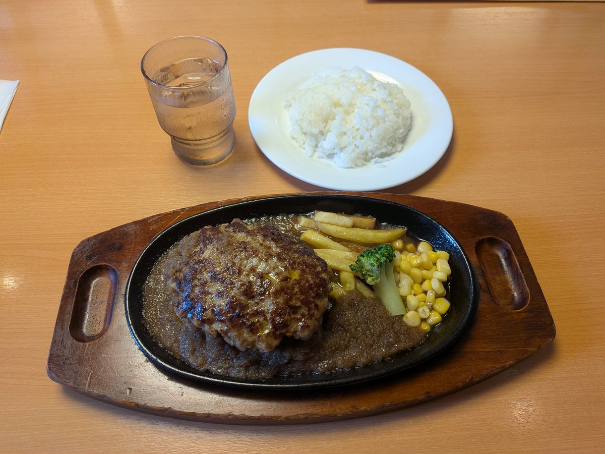 IKETALES's tweet photo. ガチャ成績ボロクソだったから良い飯食べて気分誤魔化します https://t.co/Cs4eAjJxsn