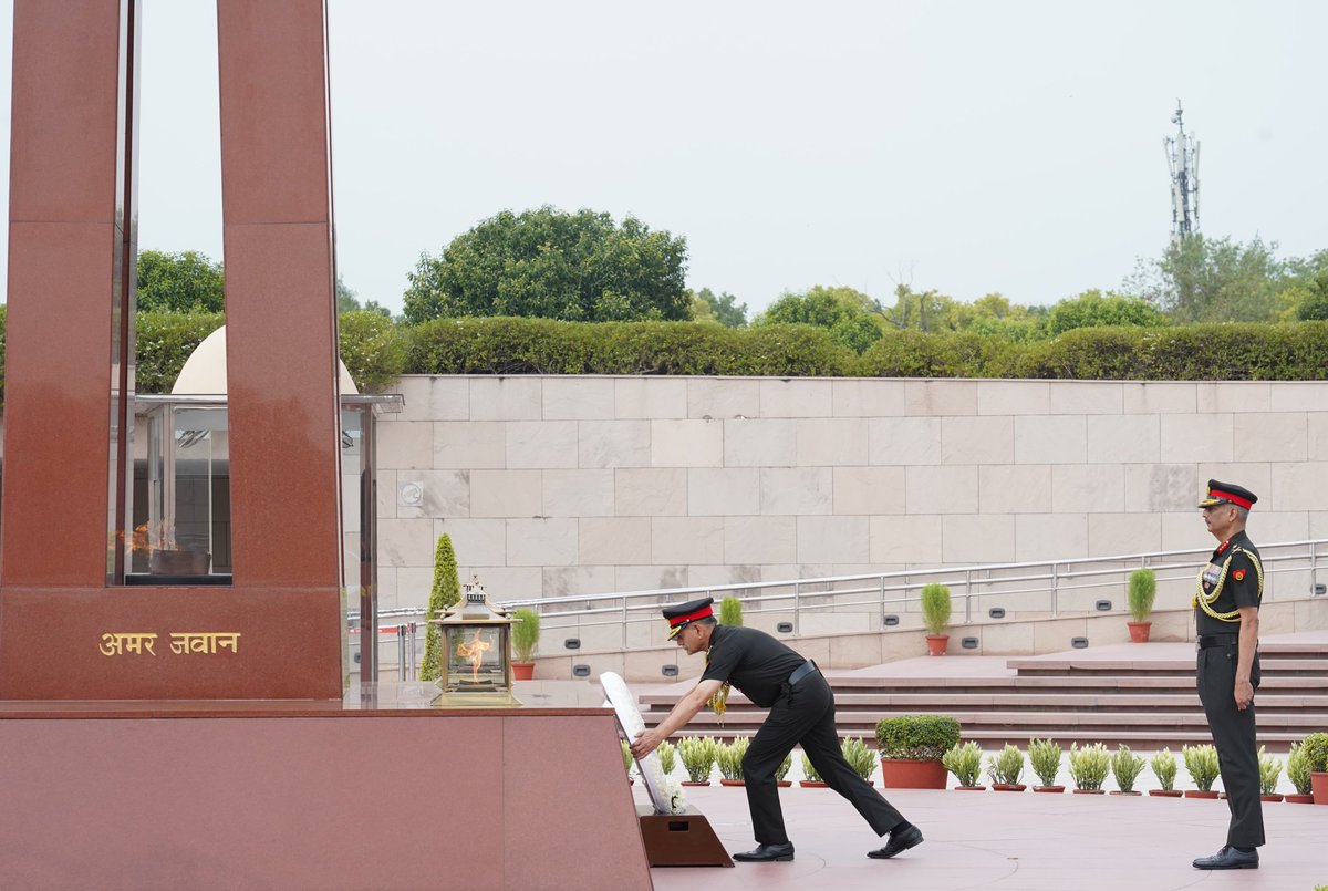 adgpi's tweet photo. On the day of relinquishing the appointment of Chief of the Army Staff, #GeneralUpendraDwivedi, #COAS, laid a wreath at the National War Memorial, paying homage to the indomitable courage, unwavering valour and supreme sacrifice of the #Bravehearts who laid down their lives in service of the Nation.

#NWM
@DefenceMinIndia
@SpokespersonMoD