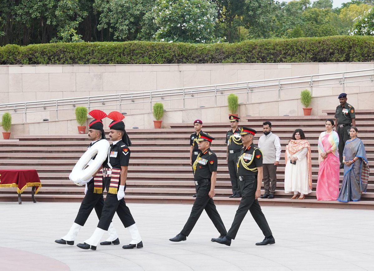 adgpi's tweet photo. On the day of relinquishing the appointment of Chief of the Army Staff, #GeneralUpendraDwivedi, #COAS, laid a wreath at the National War Memorial, paying homage to the indomitable courage, unwavering valour and supreme sacrifice of the #Bravehearts who laid down their lives in service of the Nation.

#NWM
@DefenceMinIndia
@SpokespersonMoD