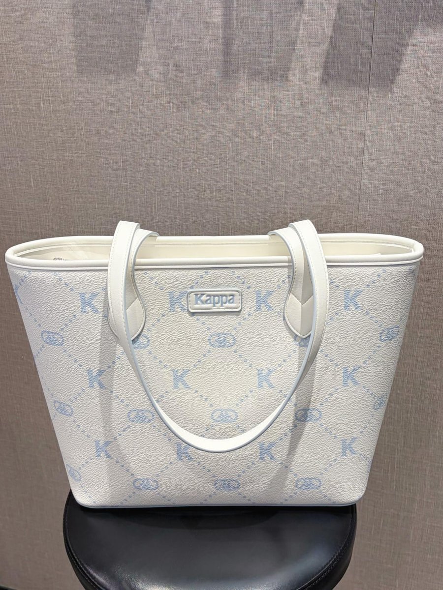 ToniLlabrs00's tweet photo. #Bags #GiftsA spacious tote bag I love featuring a combination of white and creamy blue tones, it’s fresh and versatile https://t.co/FMBQXvtpmu