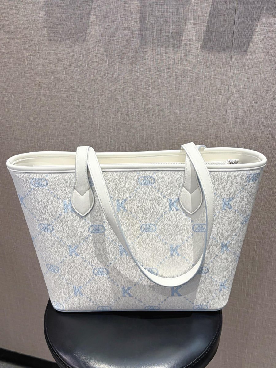 ToniLlabrs00's tweet photo. #Bags #GiftsA spacious tote bag I love featuring a combination of white and creamy blue tones, it’s fresh and versatile https://t.co/FMBQXvtpmu