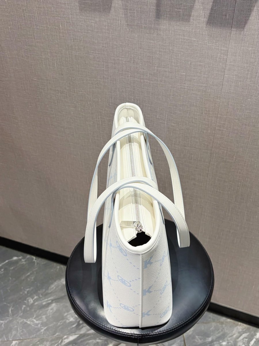 ToniLlabrs00's tweet photo. #Bags #GiftsA spacious tote bag I love featuring a combination of white and creamy blue tones, it’s fresh and versatile https://t.co/FMBQXvtpmu