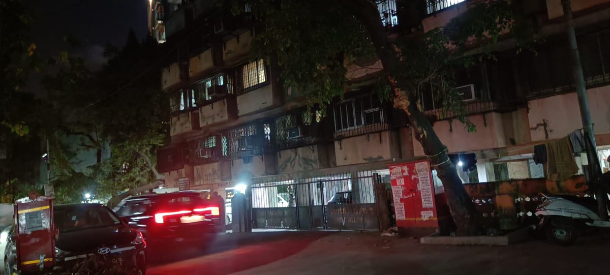 INCsanjeevsingh's tweet photo. @Adani_Elec_Mum , @mybmcWardKE ..Street light of teligali cross road , from dev deveshwar society is not functioning , darkness on road and surrounding areas cases of robbery increased , please see and do the needful . https://t.co/ecvjkUiho7