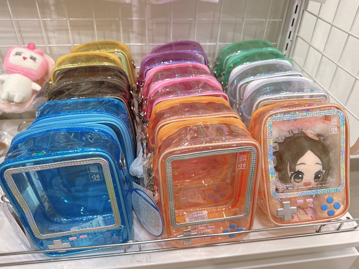 jeken_ikebukuro's tweet photo. ┏････━━━━━━━━━┓
 │　 #ジェイホビ研究所　    │
✧　　    再入荷速報    🪽₊˚⊹
 │  池袋推し活グッズ専門店  │
┗━━━━━━━  ━････┛ 

オーロラカラー×クリア素材が可愛い､、✨️
ゲーム型ポーチ🎮

お品切れしていた
ピンク・ブラック・クリア・ブルー
再入荷いたしました！

▼Oselクリア携帯ゲーム型ぬいポーチ
《全8色》揃っています◎
ブラック・オレンジ・クリア・イエロー
グリーン・ブルー・パープル・ピンク

オンラインストアはこちら🎮
https://t.co/Gd7ZGeJKwz 

#推し活グッズ専門店 #池袋