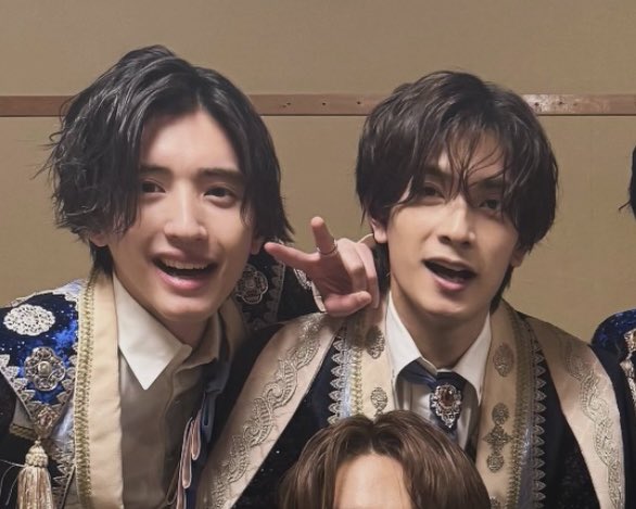 mc___kyh_0405's tweet photo. 関西組で集まると隣にいがちなの、好きみちきょへ https://t.co/jQ5m4UPke5
