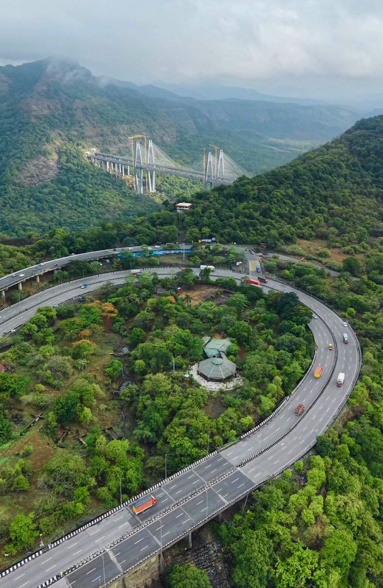 EminentRealtors's tweet photo. It's not a "Missing Link"...
It's a "Connecting Link" that brings people, cities, & opportunities closer together.
Engineering marvel amidst the breathtaking beauty of the Sahyadris.
#ConnectingLink
#BhorGhat
#Khandala
#PuneMumbaiExpressway
#Sahyadri
#Infrastructure
#EngineeringMarvel
#Maharashtra
#India
📍Bhor Ghat | Khandala
🛣️ Pune–Mumbai Expressway
📸 Photo Credit: Original Creator