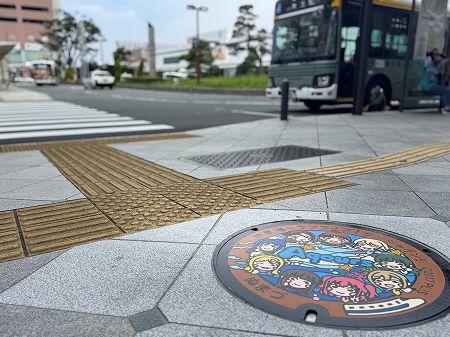 tanukimaru110's tweet photo. JR 東海より寄贈を受けた『ラブライブ！サンシャイン!!』デザインのマンホールを、Aqoursの記念日（結成日）に設置しました。
これにより、『ラブライブ！サンシャイン!!』のデザインマンホールが23枚となりました。この機会にぜひ、オリジナルデザインマンホール設置！！ https://t.co/2T13aiovQF