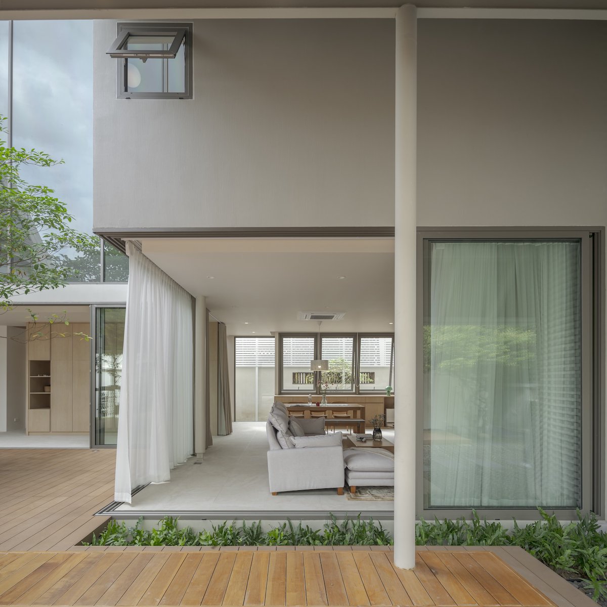 Architizer's tweet photo. Built on what was once the family's front lawn, this home wraps around a shared courtyard that keeps three generations visually connected.

📍Bangkok, Thailand
Project by: Anonym
Details: https://t.co/gXZu7nB4Kn https://t.co/aP2JMWVnbC