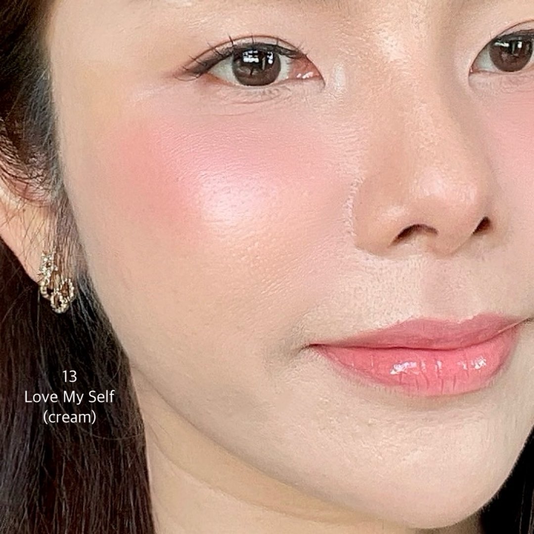 AoffyMyname's tweet photo. Naree ปรุงบลัชคอลใหม่สวยมากกก 🫶🏻✨ มี 18 เฉด 3 เนื้อ Matte-Shimmer-Cream ไปเลยจ้า นุ่มเกลี่ยง่ายทุกเนื้อเลย ยิ่งเบลนยิ่งเบลอ นัวแก้มละมุนไร้รอยต่อ 

คนติดหวานไปเอฟนะ ชมพู nuetral pink เบอร์ 13 Love My Self  หวานร้อยเลยแหละ แก้มฉ่ำเป็ไฮไลท์ในตั ใช้ทาตาได้ด้วย แล้วทนดีจัด เช้า-เย็นสีแก้มยังชัดไม่ดรอป