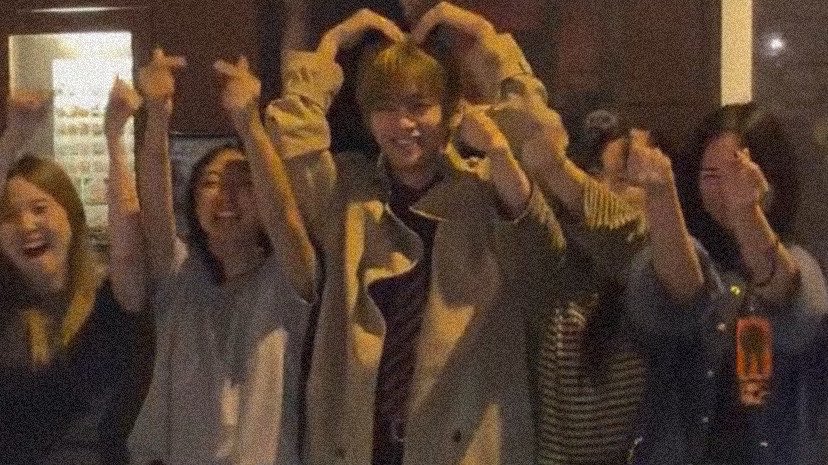 euphorikth's tweet photo. taehyung was written by a woman, raised by a woman, grew up around women, makes every woman around him comfortable, is loved by every woman who’s ever met him. and this is my why .. ❤︎ https://t.co/GTVOBGlqW5