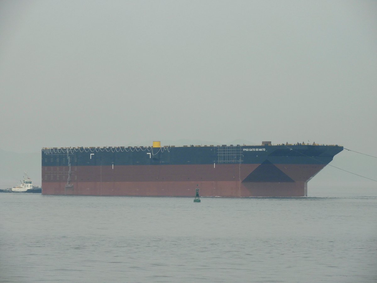 MICHIYAM's tweet photo. 浦賀水道、タグボートによる曳航、
FPSO（浮体式生産貯蔵出荷設備）、「GATO DO MATO」です。 https://t.co/S2EKSPWaqS