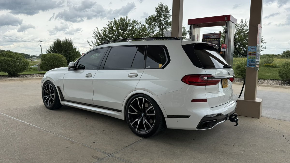 Elliothart55's tweet photo. Very pissed off how much I love an SUV. Truly a traitor. https://t.co/WcM3bH9o5l