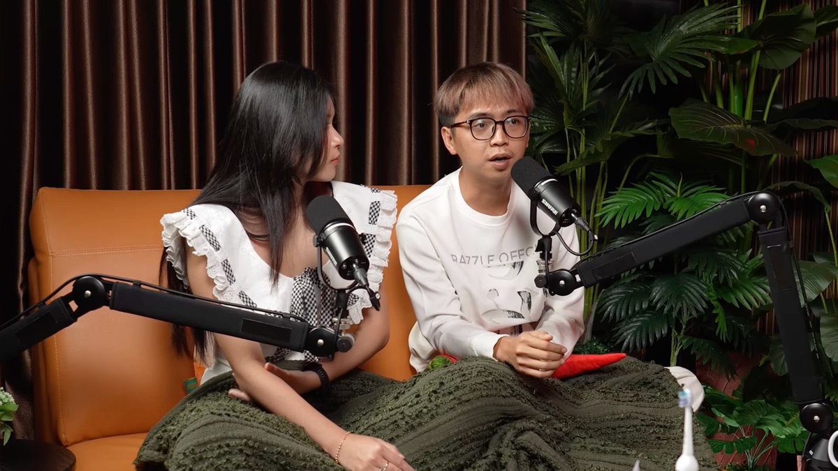 insidefolkative's tweet photo. Momen Jot ingin mempunyai anak bernama “Bob” suatu hari sedangkan Grace ingin Childfree dipodcast Juan dan Eve.

Grace: Diawal pacaran aku selalu ngomong kan, aku gapengen punya anak gitu.
Jot: Dia itu mau ChildFree
Juan: Ohhh kalo kamu?

Jot: Kalo aku Free The Child, gua akan pastikan dia akan hamil. Sampe sekarang dia masih mau ChildFree gua pastikan lo kalo married sama gua gua akan Free The Child
Juan: Free The Child dari rahim.

Jot: Iya, udah pasti namanya Bob.
Eve: Kalau anaknya keluarnya cewe?
Jot: Bob juga.

Eve: Kenapa kamu mau Childfree?
Grace: Aku ngerasa jadi ibu itu berat banget loh tanggung jawabnya dan aku ngga ngerasa dengan tanggung jawab sebesar itu gitu, takut nyakitin anak yang akan lahir aja sih.