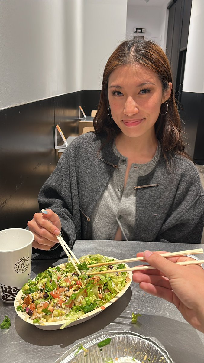 DersDean's tweet photo. @ricoelvixie makes me eat Chipotle this way https://t.co/Ba1Xc2WIfp