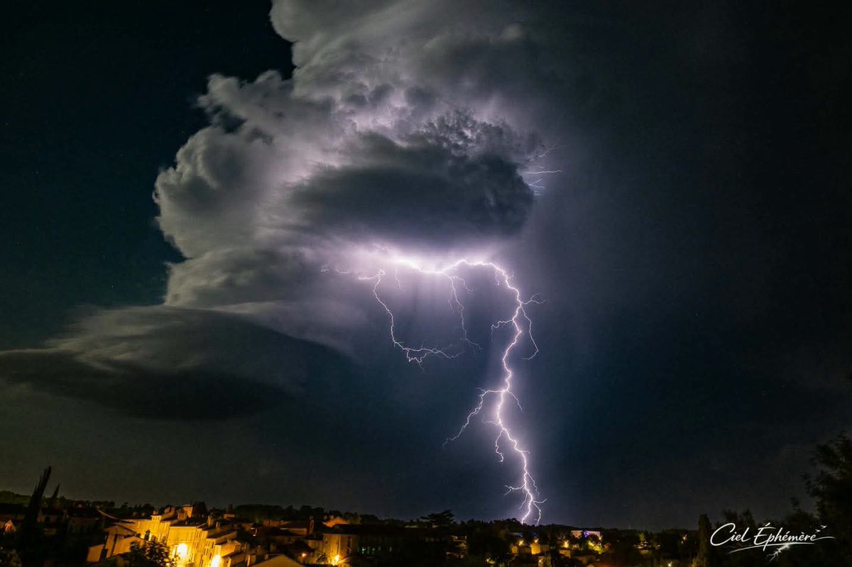 Art_of_thunders's tweet photo. 😲⛈️  Goedemorgen! 

Het afgelopen weekend was het al feest in Nederland met ook zelfs supercells, maar in Frankrijk was het ook goed raak! Deze classis LP supercell werd gespot nabij Lot-et-Garonne. 

Foto's; Ciel Ephemere 

#onweer https://t.co/yBhFBXZtrX