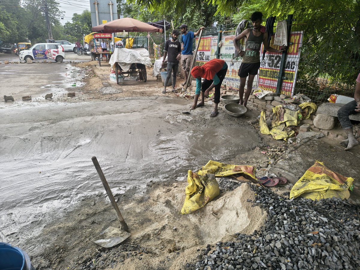 Bhawani4Gurgaon's tweet photo. Very unsafe engg work at trafficlight of Sec23A. A concrete hilly speedbreaker scrapping underneath of vehicles &amp; will lead to damming rain water on TL junction and become a traffic hazard. #IRC says NO to speedbreakers at TL. #GMDA? @OfficialGMDA @MunCorpGurugram @gurgaonpolice https://t.co/vSzwbZNnNW