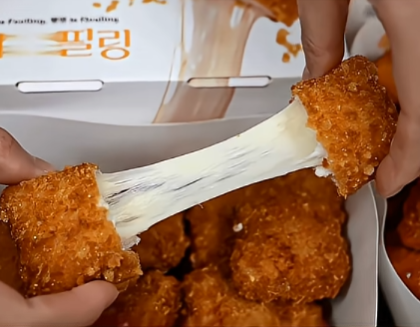 ddookddak2's tweet photo. 멕시카나를 해킹해 버린 연예인 
한때 멕시카나의 치필링은 사람들을 울게 만들었는데

순살치킨 속 치즈의 조합은 
많은 이들의 호평을 받았지만

열댓 조각 25,000원이라는 
사악한 가격 때문에 TV로만 봤던 사람이 많았다고 함

하지만 이때 허경환의 허닭은 
치필링과 똑같은 치킨 치즈블록을 출시했는데

한 세트 8,000원이라는 가격에 
든든한 양까지 챙겨서 치킨러버들의 극찬을 받은 것

저거 냉동 싸구려 아니냐고 할 수도 있는데
국내산 재료만을 쓴 이 제품은 
넘치는 모짜렐라 치즈와 바삭하게 씹히는 식감까지 퀄리티에서 깔 게 없는 제품이고 수많은 유튜버들은 치필링과 똑같다며 극찬을 해 버린 거

3세트를 시켜야 치필링 하나 가격인데 
이러면 멕시카나 갈 필요가 없을지도?