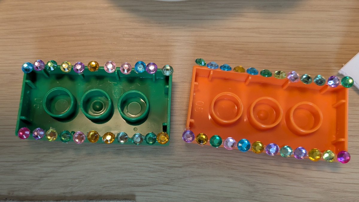 misakingqqqq's tweet photo. 2歳半っておもろいこと考えるよね
ブロックがデコデコだ🤔 https://t.co/zcgAQZC482