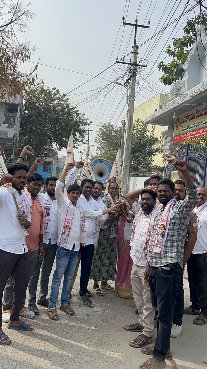 Anjaneyulu_JSP's tweet photo. ఎక్కడుంది తెలంగాణలో జనసేన అంటే 
మొన్న జరిగిన మున్సిపల్ ఎన్నికల్లో నాజనగామ నియోజక వర్గంలో @PawanKalyan గారి పిలుపుతో మొదటిసారి పోటీ చేస్తే మన అభ్యర్థులు 2 మరియు 3 స్థానాల్లో నిలిచారు మంచి ఓట్స్ వేసిన నా ప్రజలకు సదా ధన్యవాదాలు! నా జనసైనికుల కృషి మరువలేనిది ! @Im_pradeeproyal https://t.co/F4sjxvQSpp