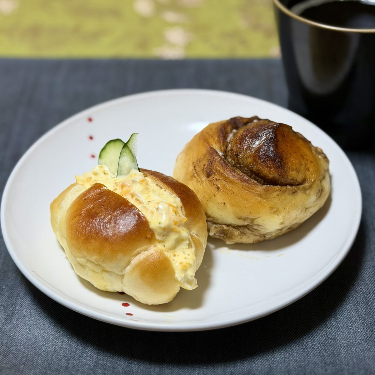 livegameevil's tweet photo. 本日の朝食☕️

自家製のシナモンロールとロールパン
ロールパンはアイラップレンチンで仕込んだタマゴサラダを挟んで タマゴロール

にしても 先日購入したアイラッププレート 当たり前だけれどアイラップホルダーにも しっくりして良き
開発時のデザインは ここら辺もしっかり練られたの良くわかる🤔 https://t.co/aUYkuALoR0