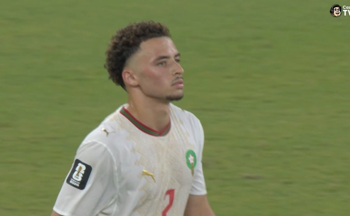 ouamoussi's tweet photo. ⛔️ في الدقيقة الأخيرة من المباراة التي كان فيها المغرب متأخرًا بهدف، لم يخش المدرب محمد وهبي المجازفة، بل أقدم عليها بثقة كبيرة..

أشرك ثلاثة لاعبين من جيل تحت 21 عامًا دفعة واحدة..جاسم ياسين (20 عامًا)، وسمير المرابط (20 عامًا)، وشمس الدين طالبي (21 عامًا)، في مباراة إقصائية والفريق يلهث خلف التعادل.

لم يكن هذا قرارًا عشوائيًا، بل خيارًا جريئًا يعكس ثقة حقيقية في موهبة الجيل الجديد الصاعد من اللاعبين . 

وقد أثبت طالبي صحة هذا الاختيار، حين شارك مباشرة في صناعة هدف التعادل عبر عرضية حاسمة سجلها ببراعة عيسى ديوب ، لتظهر هنا قيمة هذا القرار بوضوح.