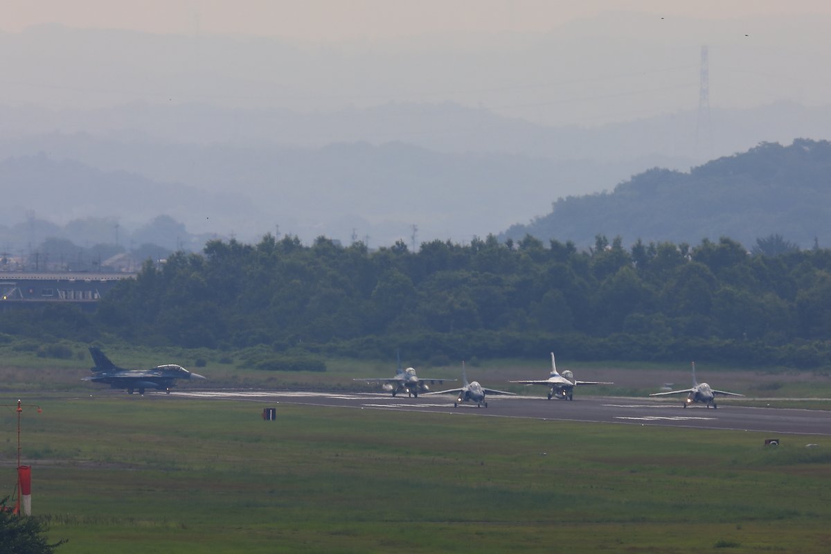 naoki_o_0557's tweet photo. 2026/6/30 岐阜基地
1st
突如始まった、飛実の異機種編隊
仕事上がり、何とかタキシーアウトに間に合いました
#岐阜基地 https://t.co/5QPD5fb0LZ