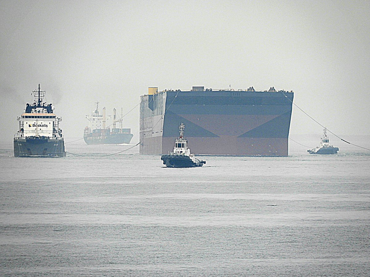 MICHIYAM's tweet photo. 浦賀水道、タグボートによる曳航、
FPSO（浮体式生産貯蔵出荷設備）、「GATO DO MATO」です。 https://t.co/S2EKSPWaqS