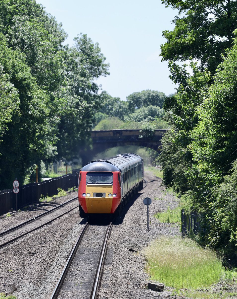 RegalEagle12's tweet photo. Full 2+7 HST set on the MML. ROMIC liveried pair 43094 and 43122 power towards Duffield with 5Z52 Chaddesden Sidings - Bishop Auckland, a positioning move ahead of weekend rail tour duties. 19 June 2026. https://t.co/SoKxpv3q0s