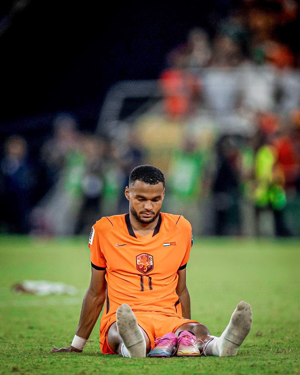 sudanalytics_'s tweet photo. Termina el partido. Holanda es eliminada nuevamente por penales. Cody Gakpo se saca los botines y se tira en la cancha. Así se quedó solo, lamentándose, mirando al suelo.

Durísima esta imagen. 💔🇳🇱 https://t.co/vqh8fqjvm7