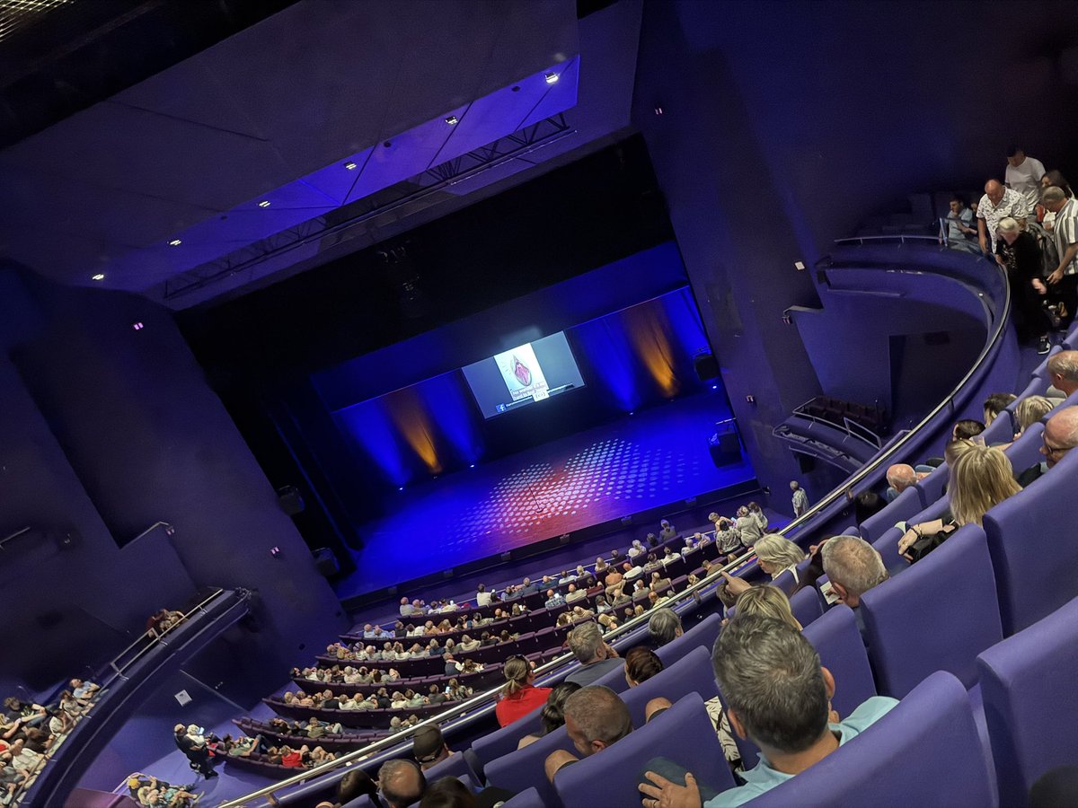PaulBoothMC's tweet photo. @GaryDelaney - Straight back at ya.. 10/10 wasn’t good enough, was defo worth 11/10 👏👏👏👏 what a performance, SNOWFLAKES stay away 😂😂😂😂 #garydelaney https://t.co/W1xijYNSIn