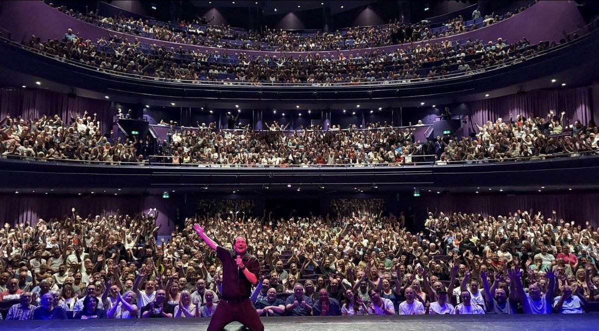 PaulBoothMC's tweet photo. @GaryDelaney - Straight back at ya.. 10/10 wasn’t good enough, was defo worth 11/10 👏👏👏👏 what a performance, SNOWFLAKES stay away 😂😂😂😂 #garydelaney https://t.co/W1xijYNSIn