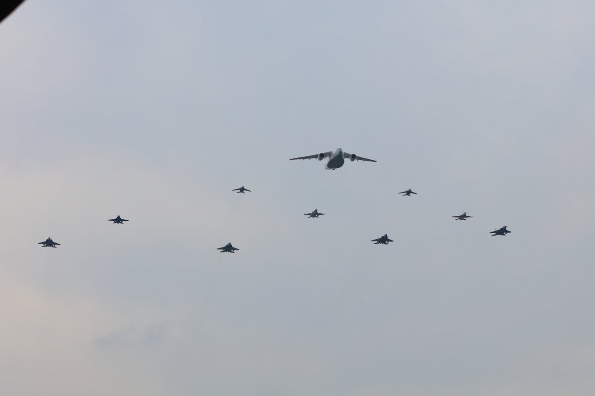 naoki_o_0557's tweet photo. 2026/6/30 岐阜基地
1st
異機種大編隊、航過一回目
レンズ付け替えて外出たら目の前に来てて慌てて撮影。
一回目は北寄りだったので真下に近い状態でした。
#岐阜基地 https://t.co/utvZIm6SGX