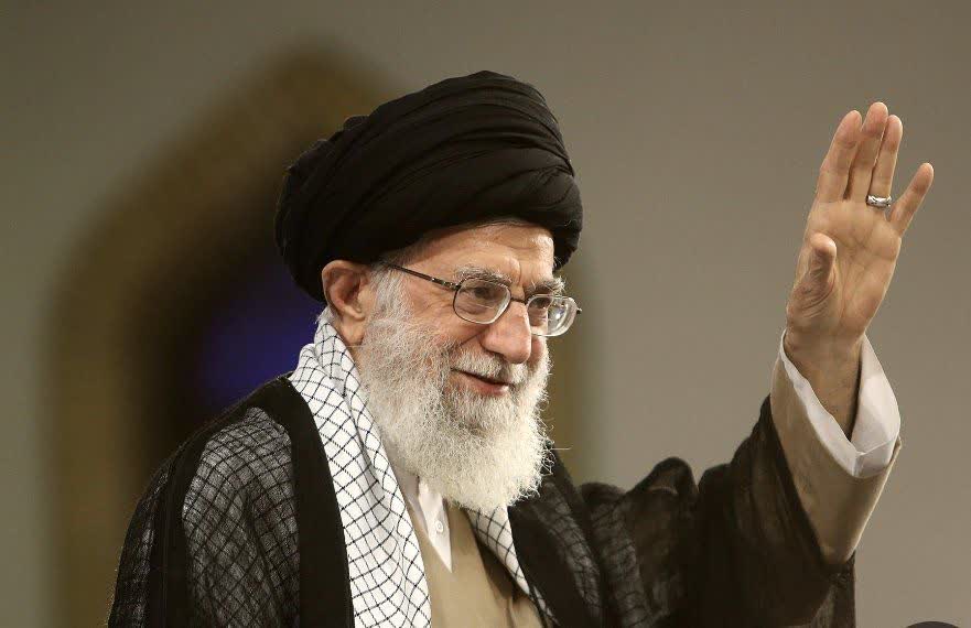 hanoun_313's tweet photo. درمیان غبارغم و مِهی که شهررادر برگرفته پیکرمطهر«امامِ شهید»روی دستانِ لرزان اما استوارِیک ملت به معراج می‌رود. این فریادِوجدانهای بیداری است که نمیگذارند علم بر زمین بماند.نگاه کن هرمشت فریادی است تاثابت کندراهِ آن شهید در رگهای این جمعیت جریان دارد.#بدرقه_ملکوتی https://t.co/PGVXz52d2C