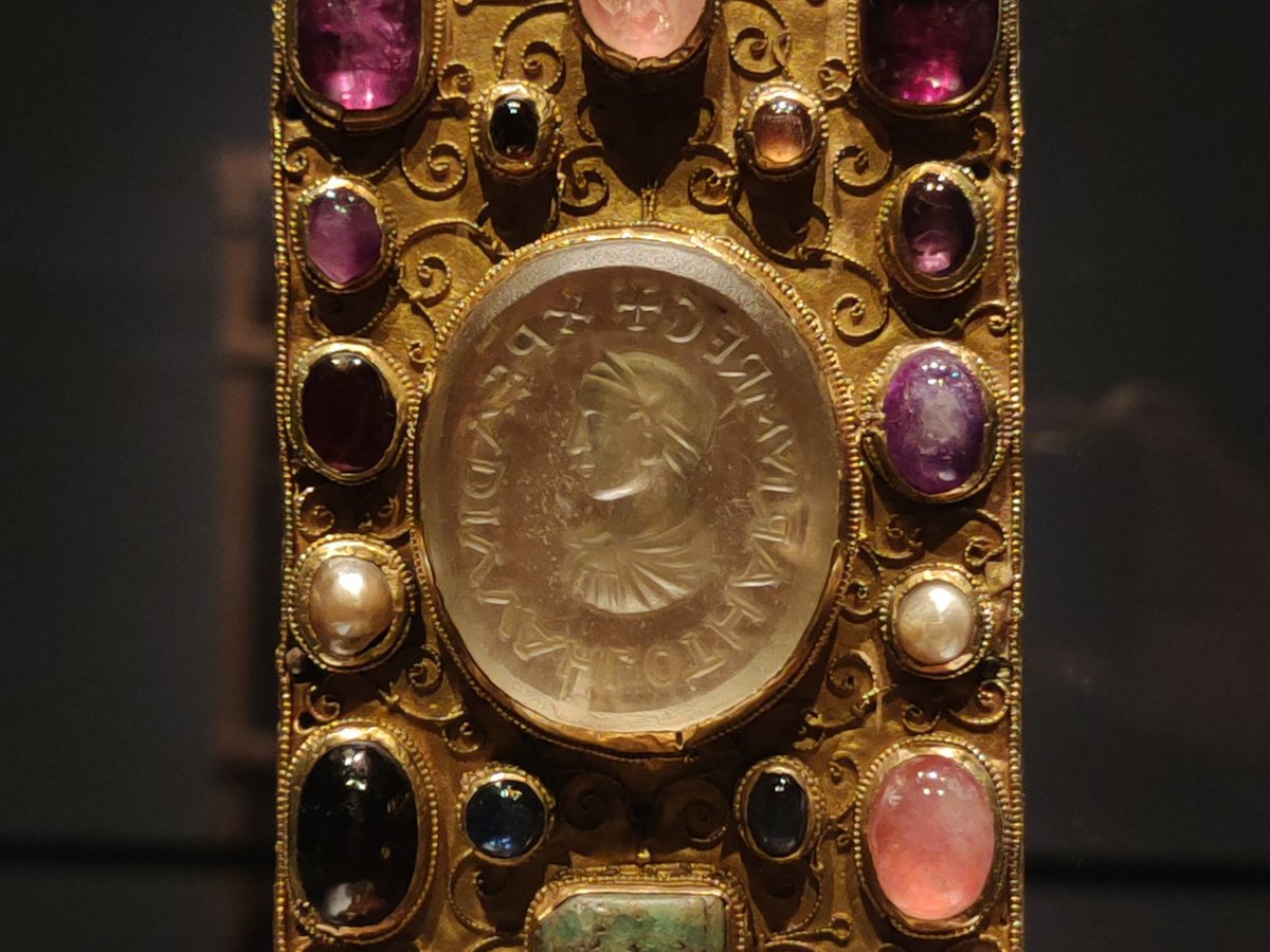 Palaumede's tweet photo. Splendeur du trésor d'Aix-la-Chapelle : la croix de Lothaire, vers l'an mil.
Sans doute donnée par l'extraordinaire Otton III, peut-être assimilé au camée romain représentant Auguste (2).
Un sceau au nom de Lothaire la désigne (3).
Face plus sobre, argent doré et gravé (4). https://t.co/lPWftBOZRq