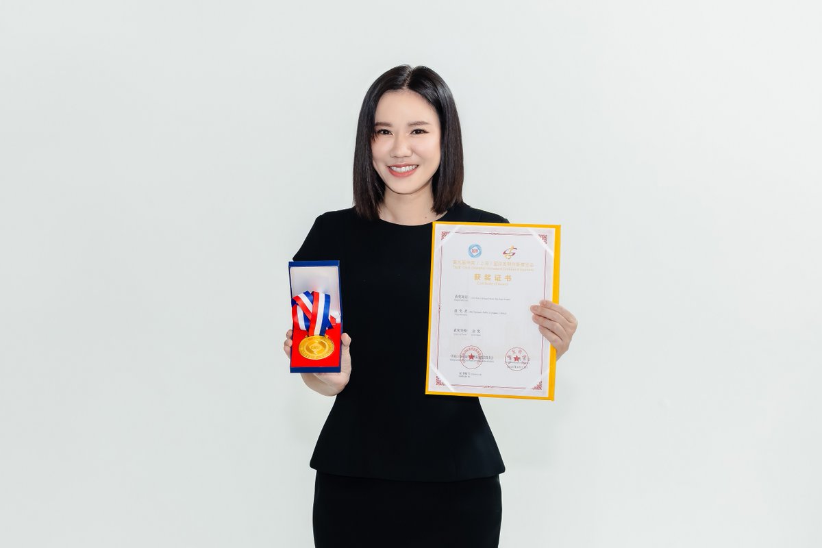 Clicknews_tv's tweet photo. “หนุ่ม กรรชัย” ร่วมยินดี 88TH หลัง LYO Silver Block คว้า Gold Medal และ NRCT Special Award จากเวทีนวัตกรรมนานาชาติ ณ นครเซี่ยงไฮ้
#88TH #ไลโอ #หนุ่มกรรชัย #นพรัตน์มาลัยวงค์ #LYOSILVERBLOCK #LYOTHAILAND
บริษัท 88(ไทยแลนด์) จำกัด (มหาชน) หรือ 88TH เจ้าของแบรนด์ผลิตภัณฑ์ดูแลเส้นผมและหนังศีรษะ “LYO” สร้างชื่อเสียงให้ประเทศไทยบนเวทีนานาชาติ หลังผลิตภัณฑ์ LYO Silver Block Micro-Fine Hair Cream คว้า 2 รางวัลสำคัญ ได้แก่ Gold Medal และ NRCT Special Award จากงาน “The 9th China (Shanghai) International Invention & Innovation Expo 2026” ซึ่งจัดขึ้นระหว่างวันที่ 11–13 มิถุนายน 2569 ณ Shanghai World Expo Exhibition & Convention Center นครเซี่ยงไฮ้ สาธารณรัฐประชาชนจีน
ผลงาน “LYO Silver Block Micro-Fine Hair Cream” ได้รับการยอมรับจากคณะกรรมการผู้ทรงคุณวุฒิในเวทีประกวดนวัตกรรมระดับนานาชาติ ด้วยแนวคิดการพัฒนาผลิตภัณฑ์ดูแลเส้นผมที่ผสานองค์ความรู้ด้านวิทยาศาสตร์ เทคโนโลยี และนวัตกรรม เพื่อยกระดับทางเลือกใหม่ในการดูแลเส้นผมสำหรับผู้บริโภคยุคปัจจุบัน
ผลิตภัณฑ์ LYO Silver Block Micro-Fine Hair Cream ถือเป็นหนึ่งในนวัตกรรมล่าสุดของแบรนด์ LYO ที่พัฒนาขึ้นภายใต้ Light Lock™ Technology เทคโนโลยีที่ช่วยให้เส้นผมค่อย ๆ ดูเข้มขึ้นจากการสัมผัสแสงอย่างต่อเนื่อง (Light-Activated Hair Tone Deepening) โดยไม่ใช่การย้อมผมแบบดั้งเดิม พร้อมเทคโนโลยี Silver-Based Complex และ Micro-Fine Technology ที่ช่วยให้เนื้อผลิตภัณฑ์กระจายตัวบนเส้นผมได้อย่างสม่ำเสมอ ไม่ต้องล้างออก สามารถใช้งานได้ในชีวิตประจำวัน และปราศจากแอมโมเนีย ไฮโดรเจนเปอร์ออกไซด์ และ PPD ซึ่งเป็นสารที่พบได้ในผลิตภัณฑ์ย้อมผมทั่วไป ช่วยให้สีผมดูกลมกลืนเป็นธรรมชาติ ควบคู่ไปกับการคงสภาพเส้นผมให้ดูสุขภาพดี
นอกจากการได้รับรางวัล Gold Medal แล้ว ผลงานดังกล่าวยังได้รับ NRCT Special Award จากสำนักงานการวิจัยแห่งชาติ (วช.) กระทรวงการอุดมศึกษา วิทยาศาสตร์ วิจัยและนวัตกรรม ซึ่งเป็นรางวัลที่มอบให้แก่ผลงานที่มีความโดดเด่นและมีศักยภาพในเวทีนานาชาติโดยมี ดร.วิภารัตน์ ดีอ่อง ผู้อำนวยการสำนักงานการวิจัยแห่งชาติ เป็นผู้ลงนามในประกาศเกียรติคุณ
ทั้งนี้ ผลงาน “ไลโอ ซิลเวอร์ บล็อก ไมโคร-ไฟน์ แฮร์ ครีม” ของ บริษัท 88(ไทยแลนด์) จำกัด (มหาชน) ได้รับการคัดเลือกเป็นหนึ่งใน 60 ผลงานเด่นของประเทศไทยที่ได้รับรางวัล NRCT Special Award ภายในงานดังกล่าว ร่วมกับผลงานจากมหาวิทยาลัย หน่วยงานวิจัย และองค์กรชั้นนำของประเทศ
คุณนพรัตน์ มาลัยวงค์ ผู้ก่อตั้งและกรรมการบริหาร บริษัท 88(ไทยแลนด์) จำกัด (มหาชน) กล่าวว่า ความสำเร็จในครั้งนี้สะท้อนถึงศักยภาพของแบรนด์ไทยที่สามารถก้าวสู่เวทีระดับโลก และเป็นอีกก้าวสำคัญของแบรนด์ LYO ในการสร้างการยอมรับในระดับสากล การได้รับทั้ง Gold Medal และ NRCT Special Award ในครั้งนี้ นับเป็นความภาคภูมิใจของ 88TH และแบรนด์ LYO ในฐานะแบรนด์ไทยที่ได้รับการยอมรับจากเวทีนานาชาติ พร้อมตอกย้ำความมุ่งมั่นของบริษัทในการคัดสรรและพัฒนาผลิตภัณฑ์ด้วยงานวิจัย เทคโนโลยี และนวัตกรรม เพื่อส่งมอบผลิตภัณฑ์คุณภาพให้แก่ผู้บริโภคทั้งในประเทศไทยและต่างประเทศ
ทั้งนี้ “หนุ่ม กรรชัย กำเนิดพลอย” พิธีกรรายการ “โหนกระแส” และผู้ประกาศข่าวรายการ “เที่ยงวันทันเหตุการณ์” ทางช่อง 3 ซึ่งเป็นพาร์ทเนอร์ของแบรนด์ LYO ได้ร่วมแสดงความยินดีกับความสำเร็จของ LYO และ 88TH ที่ได้รับการยอมรับจากเวทีนวัตกรรมระดับนานาชาติในครั้งนี้