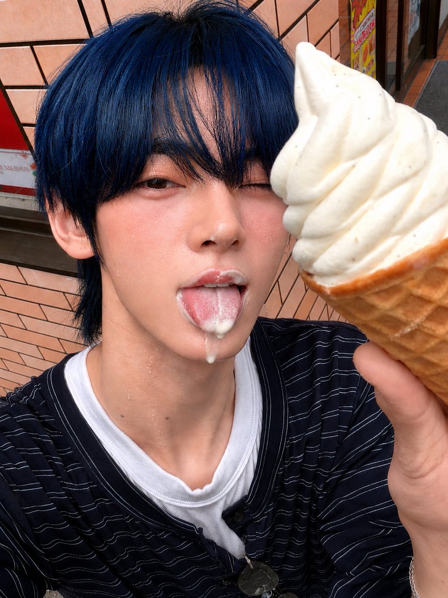 twsweats's tweet photo. that cone's way too huge for your tiny mouth 😭🍦 https://t.co/EGymUxo345