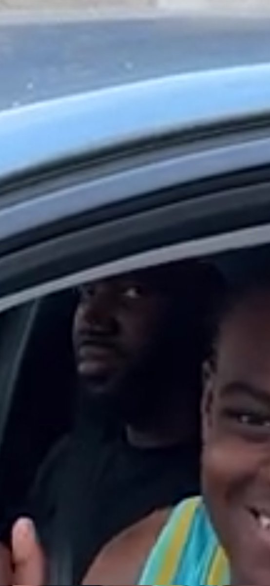 RayanAlexandr15's tweet photo. Tema la tête du boug 🤣 ça se voit il est grave gêné 😂😂 par ted Frérot c'est trop inquiétant 😶 https://t.co/I8yUM7rq6I