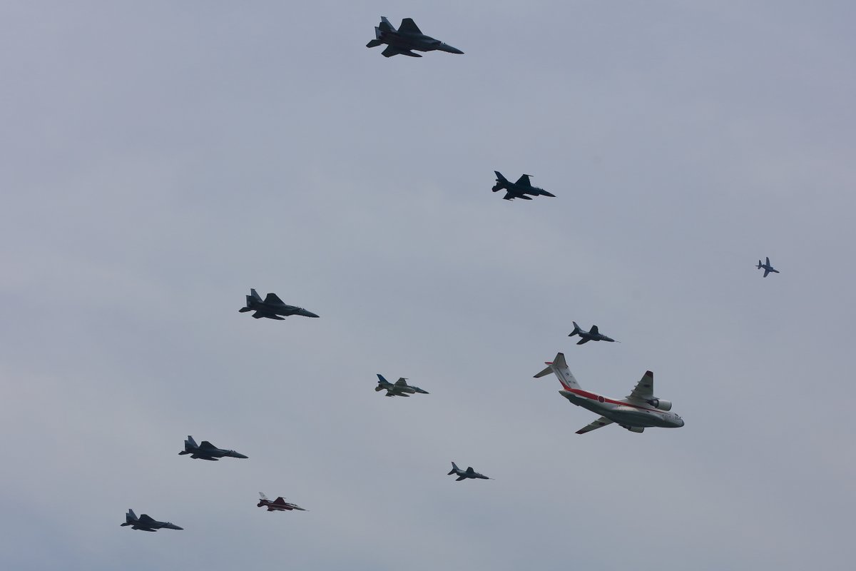 naoki_o_0557's tweet photo. 2026/6/30 岐阜基地
1st
異機種大編隊、航過二回目
編隊が南寄りにシフト
と、撮影機？のT-4がさらに南に居ました
#岐阜基地 https://t.co/pSFhdsW34z